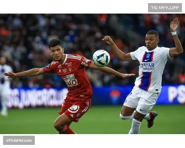 场边视角:布雷斯特教练组使用平板电脑即时回放,向球员展示对方人墙起跳时机 场边视角:布雷斯特教练组使用平板电脑即时回放,向球员展示对方人墙起跳时机